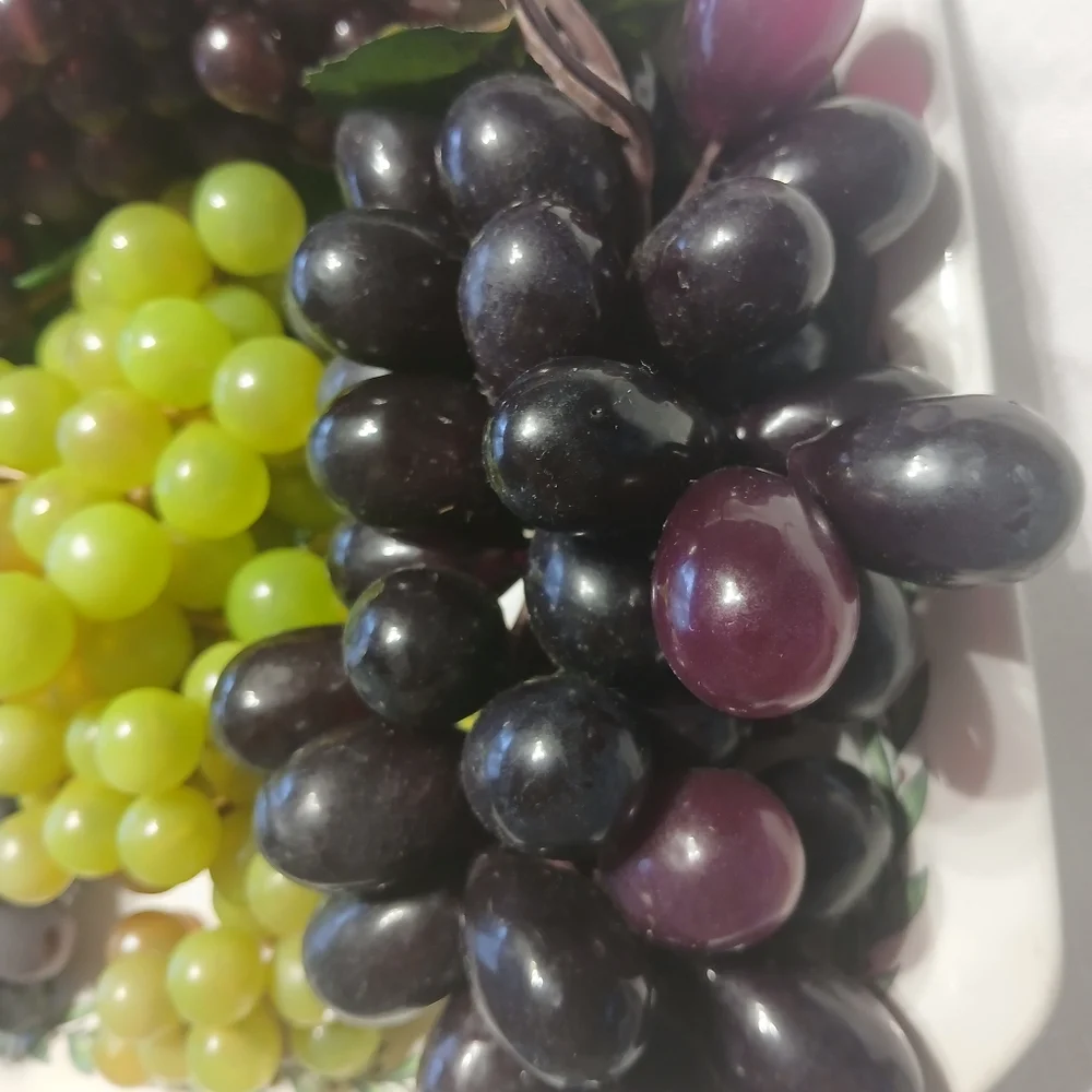 Lot 4 Realistic Decorative Grapes Rubber Fruit with Italian Ceramic Platter